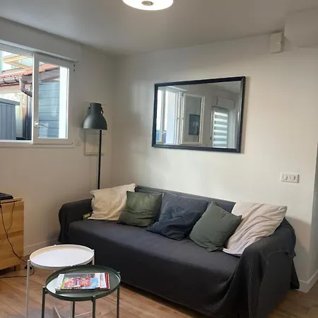 - Jolie Maison De - Proche